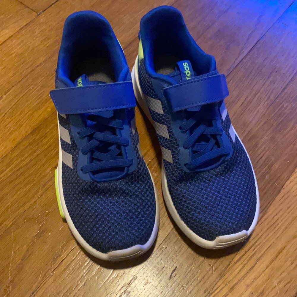 Boys Adidas size 3 cloud foam shoes